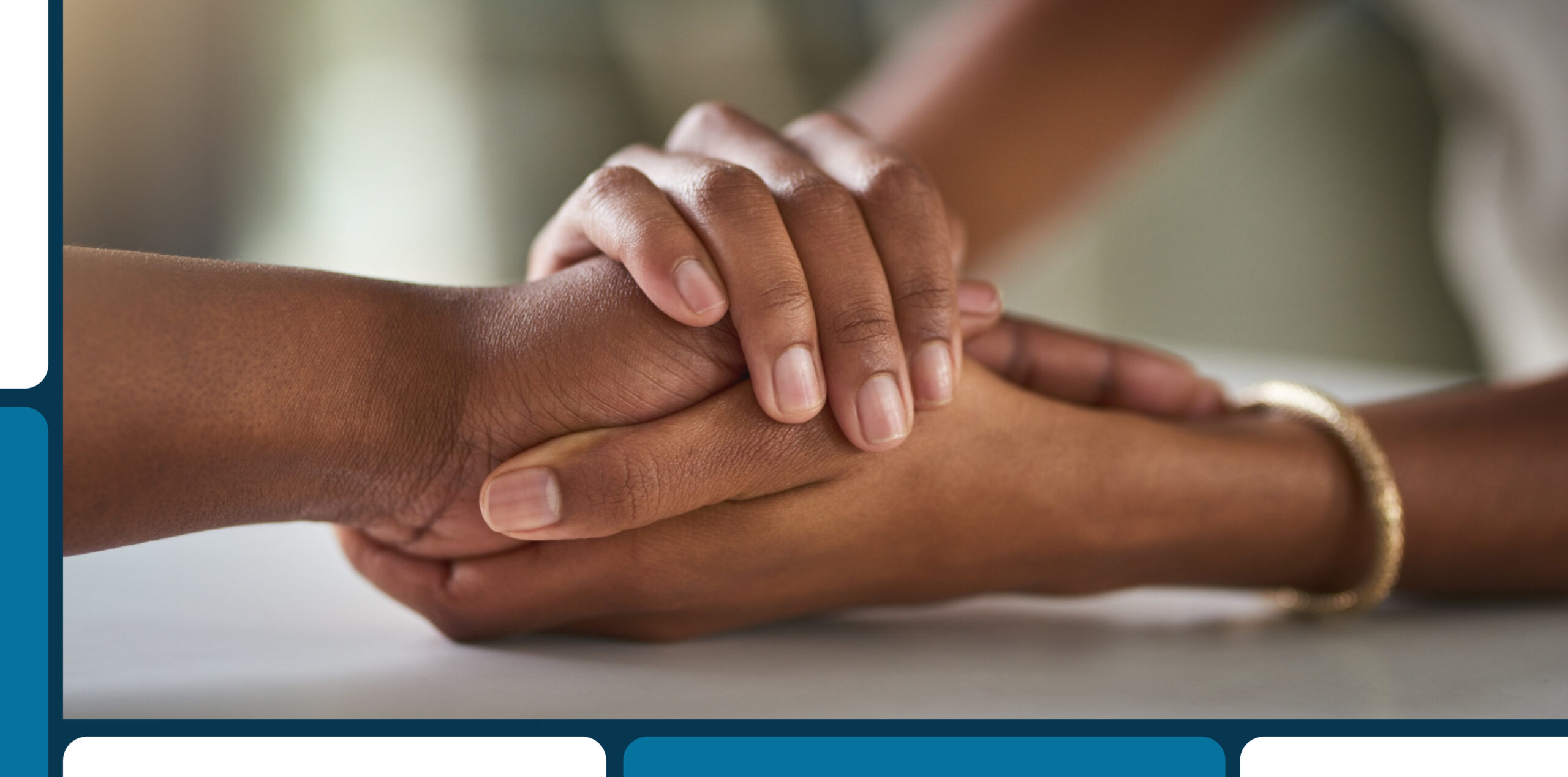 Duas mãos unidas em um gesto de apoio e acolhimento, representando a empatia necessária ao realizar o diagnóstico do desligamento de uma colaboradora. A imagem ilustra o cuidado em um offboarding humanizado, fortalecendo a marca empregadora durante essa transição.